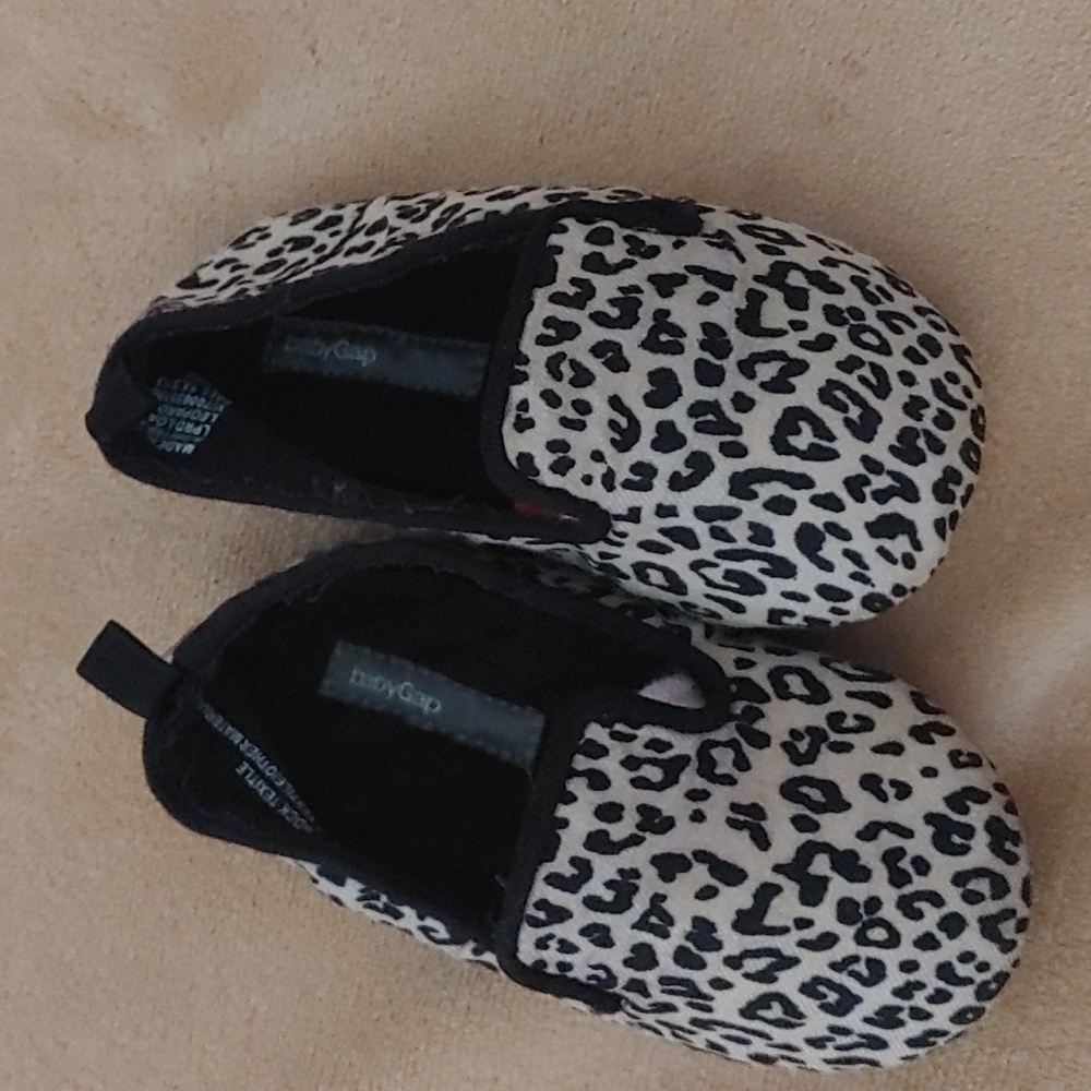 Gap slippers